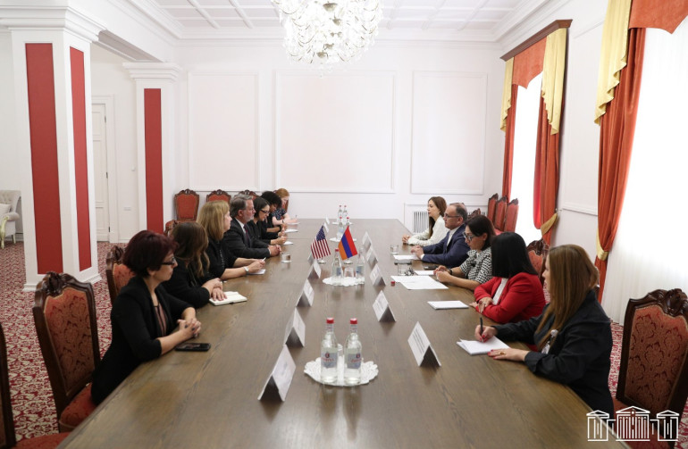 ԱԺ «Հայաստան» և «Պատիվ ունեմ» խմբակցությունների ներկայացուցիչները հանդիպել են ԱՄՆ սենատոր Գերի Փիթերսի գլխավորած պատվիրակության հետ
