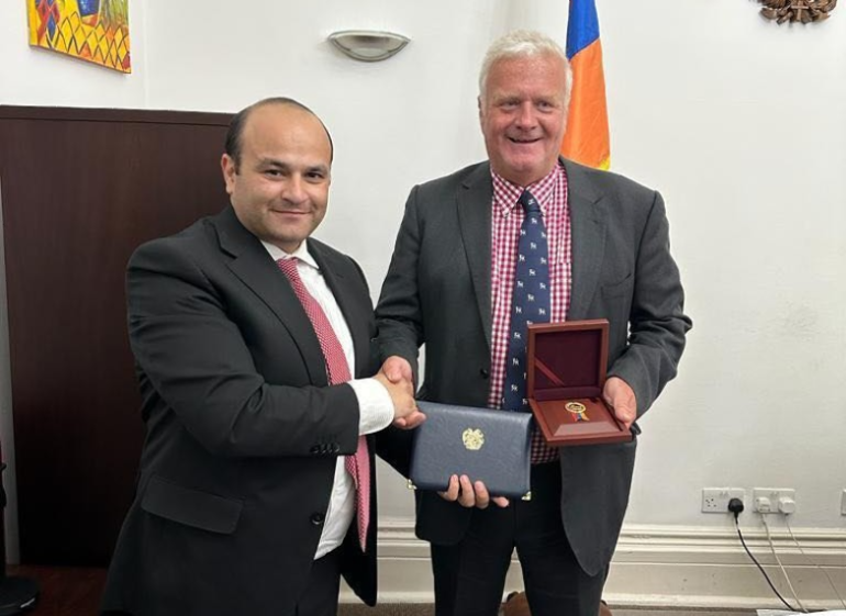 Ռшզմական բժիշկ, պրոֆեսոր Սթիվ Ջեֆերին և իր թիմը կժամանեն ՀՀ՝ ԼՂ-ում պшյթյnւնից տուժածներին բուժելու նպատակով