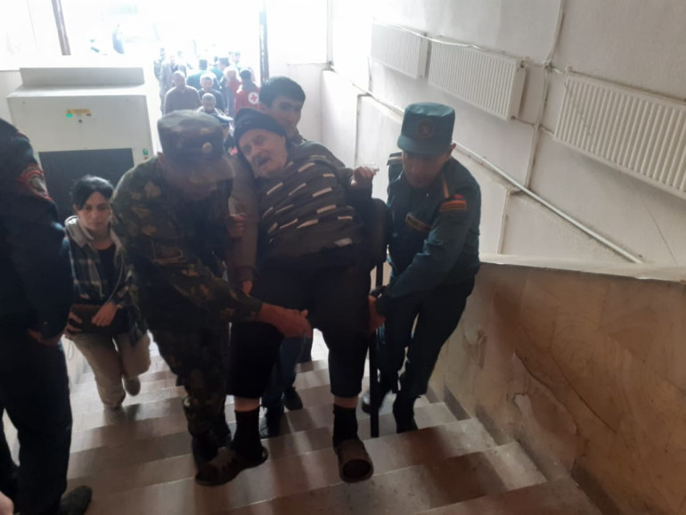 Փրկարարները մարդասիրական օգնություն են ցուցաբերում Լեռնային Ղարաբաղից բռնի տեղահանվածներին (լուսանկարներ)