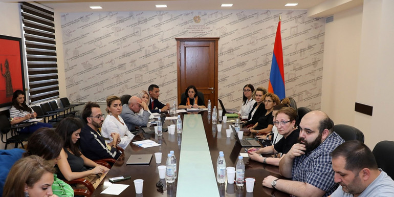 Լեռնային Ղարաբաղից բռնի տեղահանված երեխաները պետք է արագ ընդգրկվեն ուսումնական գործընթացում. քննարկում՝ ԿԳՄՍՆ-ում