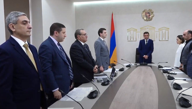 Ունեցանք հազարավոր կորուստներ. ԱԺ տնտեսական հանձնաժողովը մեկ րոպե լռությամբ հարգեց ընկածների հիշատակը