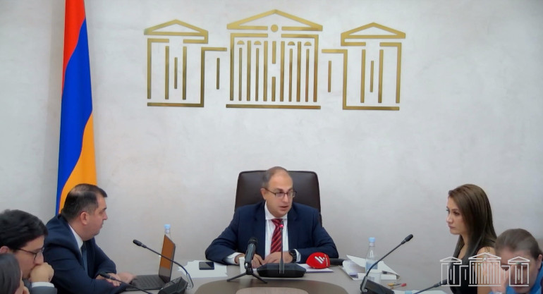 Հանձնաժողովում միաձայն ընդունվեց Հռոմի ստատուտը վավերացնելու մասին նախագիծը, այն ներառվեց ԱԺ քառօրյայի օրակարգ