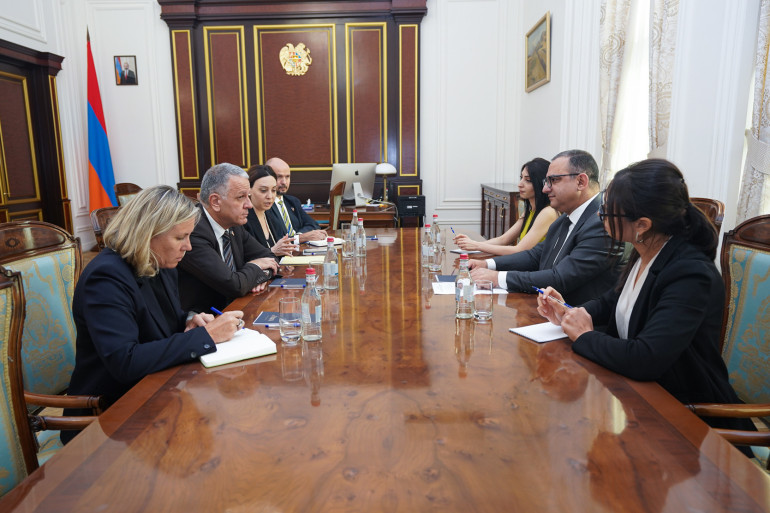 Փոխվարչապետ Տիգրան Խաչատրյանի հետ հանդիպմանը ՀՀ-ում ԵՄ դեսպան Վասիլիս Մարագոսն իր անհանգստությունն է հայտնել ստեղծված հումանիտար իրավիճակի վերաբերյալ