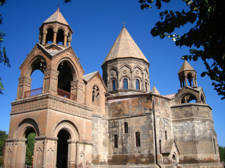 Մայր Աթոռ Սուրբ Էջմիածնի Սոցիալական Ծառայության գրասենյակը և հայաստանյան թեմերը լծված են Արցախից տեղահանված մեր հայրենակիցների կարիքների հոգածության աշխատանքներին