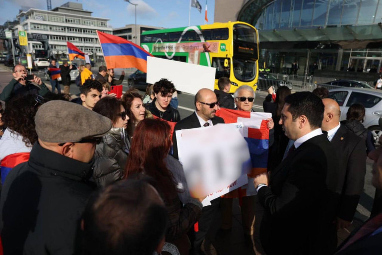 Անկեղծ, շատ հուզիչ էր, բոլորս հազիվ էինք զսպում մեր էմոցիաները. Ալեն Սիմոնյանը հանդիպել է Դուբլինում բողոքի ակցիա նախաձեռնած հայ երիտասարդների հետ