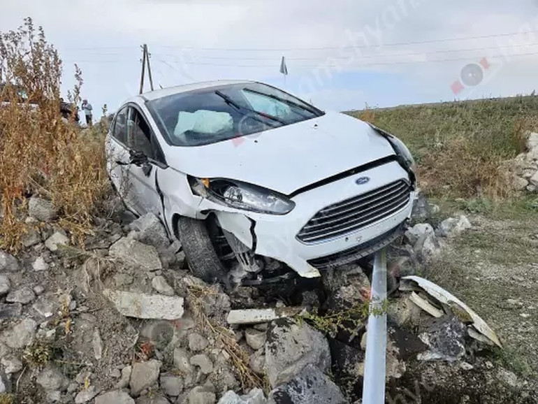 Գեղարքունիքում Ford-ը բախվել է քարերին և հայտնվել դաշտում, քույրերը տեղափոխվել են հիվանդանոց. Shamshyan.com