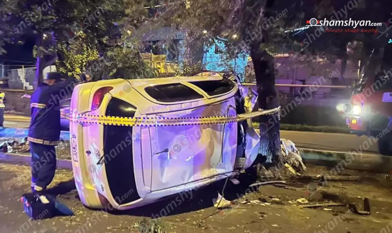 Խոշոր ավտովթար Երևանում. Toyota Vitz-ը բախվել է ծառին և կողաշրջվել, կան վիրավորներ. Shamshyan.com