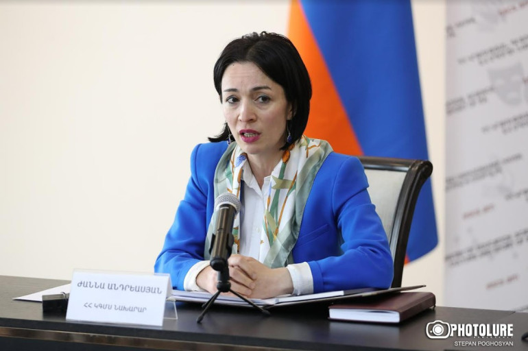 ԼՂ-ից տեղահանված սիրելի՛ ուսուցիչներ, մենք ձեզ սպասում ենք մեր դպրոցներում. ԿԳՄՍ նախարարը շնորհավորել է Ուսուցչի օրվա կապակցությամբ