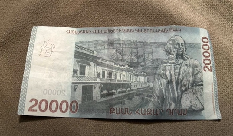 18-ամյա քաղաքացին փորձել է հուշանվեր-թղթադրամ իրացնել. նա ձերբակալվել է (տեսանյութ)