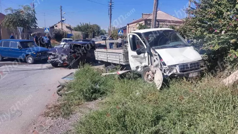 Արարատի մարզում բախվել է 3 մեքենա, կա վիրավոր. Shamshyan.com