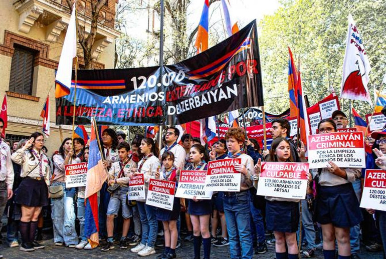 Արգենտինայի հայ համայնքը Ադրբեջանի դեսպանության դիմաց ակցիայով դատապարտել է ԼՂ-ում էթնիկ զտումները (լուսանկարներ)