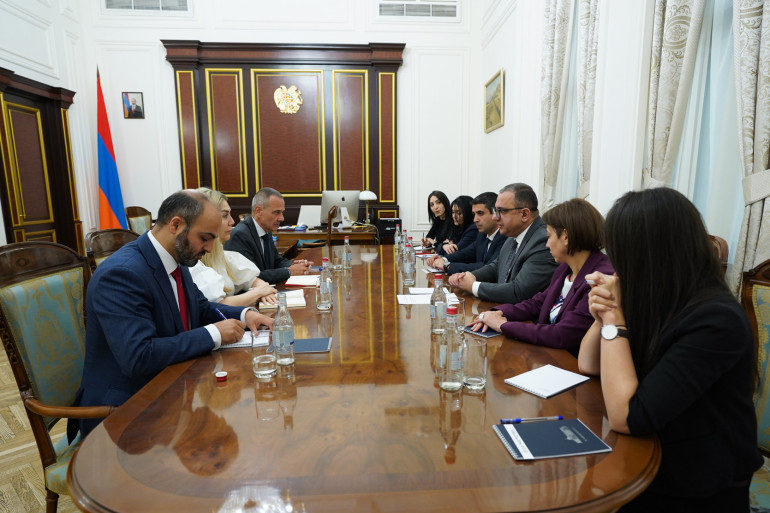 Փոխվարչապետ Տիգրան Խաչատրյանն ՀՀ ԿԽՄԿ-ի պատվիրակության ղեկավարի հետ քննարկել է ԼՂ-ից տեղահանված անձանց առնչվող մի շարք հարցեր