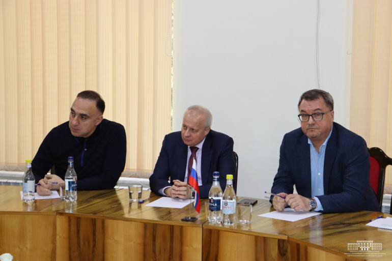 Վայոց Ձորի մարզպետն  ու ՌԴ դեսպանը քննարկել են Ադրբեջանի էթնիկ զտումների հետևանքով  մարզում ստեղծված հումանիտար իրավիճակը