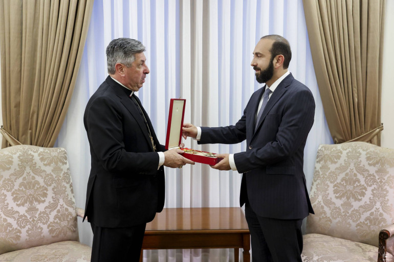 Հայաստանում Սուրբ Աթոռի առաքելական նվիրակը Սուրբ Գրիգոր Մեծի պապական շքանշան է շնորհել Արարատ Միրզոյանին
