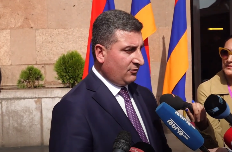 Արտաշատի սպորտդպրոցի դահլիճում եղել է 104 մարդ, հիմա մնացել է մեկ ընտանիք, խնդրել են ևս 2 օր մնան. Սանոսյան