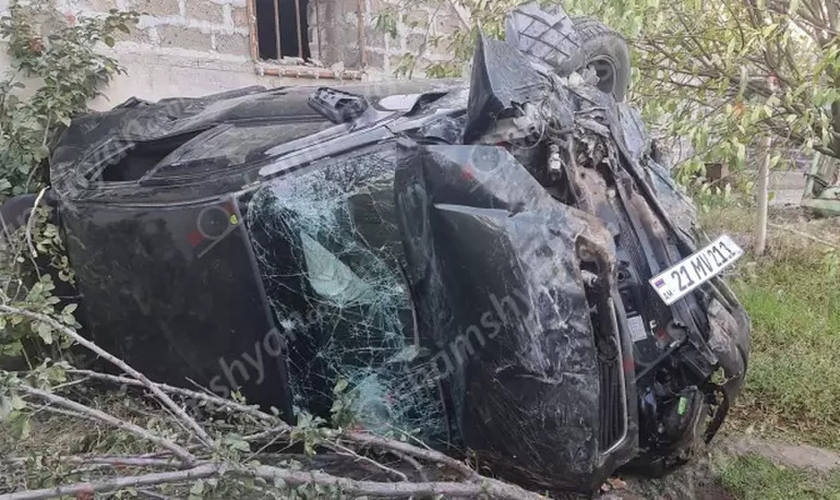 Արմավիրի մարզում Opel-ը բախվել է հողաթմբերին և կողաշրջված հայտնվել հողամասում, կան վիրավորներ. Shamshyan.com