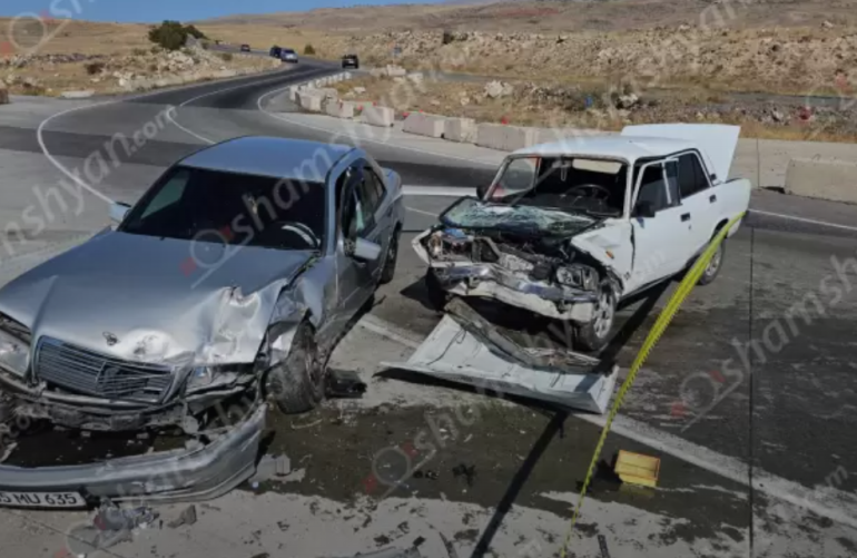 Արագածոտնի մարզում բախվել են Mercedes-ն ու ВАЗ 2107-ը. կան վիրավորներ