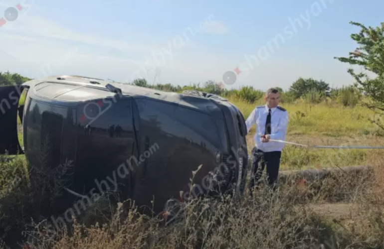 Ավտովթար՝ Արարատի մարզում. BMW-ն դուրս է եկել հանդիպակաց գոտի և կողաշրջված հայտնվել դաշտում