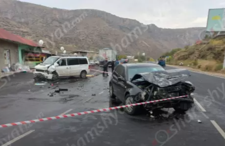 Վայոց ձորում բախվել Mercedes Vito-ն և Volkswagen Golf-ը, կա 1 զոհ. 3 վիրավորներից 2-ը երեխաներ են