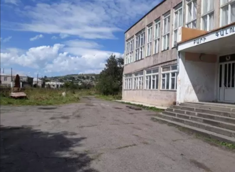 Մեծավանի միջնակարգ դպրոցում 65-ամյա պահակը սպառնում էր դանակահարել տնօրենին, գրադարանավարուհուն և մյուս պահակին․ Shamshyan.com