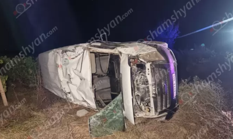 Արարատի մարզում Ford Transit-ը կոտրել է ճանապարհի երթևեկությունը կարգավորող ցուցանակն ու կողաշրջված հայտնվել խաղողի այգում. կան վիրավորներ. Shamshyan.com Արարատի մարզում Ford Transit-ը կոտրել է ճանապարհի երթևեկությունը կարգավորող ցուցանակն ու կողաշրջված հայտնվել խաղողի այգում. կան վիրավորներ. Shamshyan.com
