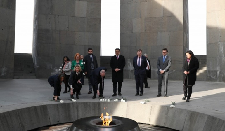 Բրիտանացի խորհրդարանականներն այցելել են Ծիծեռնակաբերդի հուշահամալիր, ծաղիկներ խոնարհել անմար կրակի մոտ