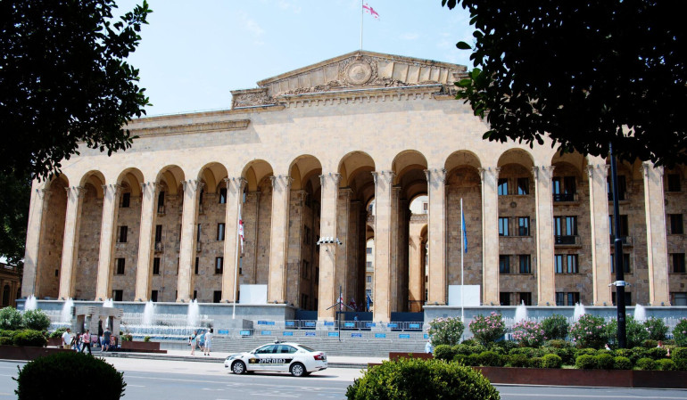 Չնայած բողոքներին՝ Վրաստանի խորհրդարանի իրավական հարցերի հանձնաժողովն առաջին ընթերցմամբ հավանության է արժանացրել «օտարերկրյա գործակալների» մասին օրինագիծը