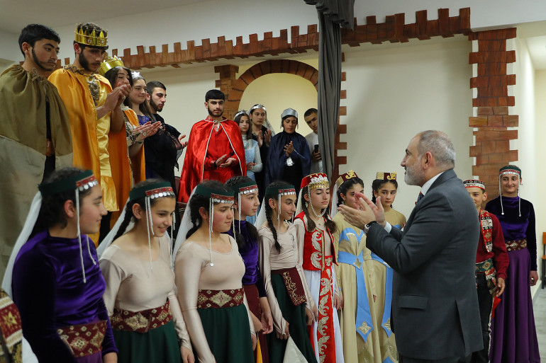 Փաշինյանը Զառի միջնակարգ դպրոցի աշակերտների հրավերով ներկա է գտնվել «Պապ թագավոր» ներկայացմանը (տեսանյութ)