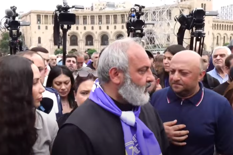 Հրահրում եք, ո՞ւմ եք պաշտպանում, ստախոսի՞ն․ Բագրատ Սրբազանը՝ ոստիկաններին Հրահրում եք, ո՞ւմ եք պաշտպանում, ստախոսի՞ն․ Բագրատ Սրբազանը՝ ոստիկաններին