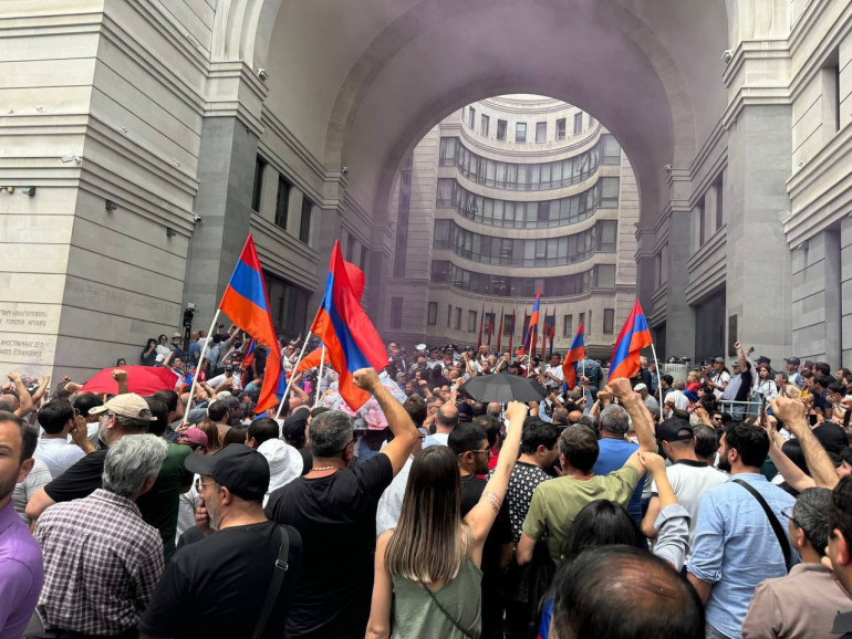 Ինֆորմացիա կա, որ վախկոտը հրաման է տվել, որ ժողովրդին ծեծեն, ջարդեն, տուն ուղարկեն. Բագրատ Սրբազան Ինֆորմացիա կա, որ վախկոտը հրաման է տվել, որ ժողովրդին ծեծեն, ջարդեն, տուն ուղարկեն. Բագրատ Սրբազան