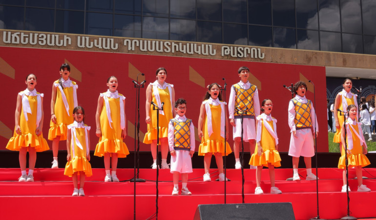 Ազնավուրի ծննդյան 100-ամյակի միջոցառումների շրջանակում Գյումրու դրամատիկական թատրոնի հրապարակում տեղի է ունեցել բացօթյա տոնական համերգ