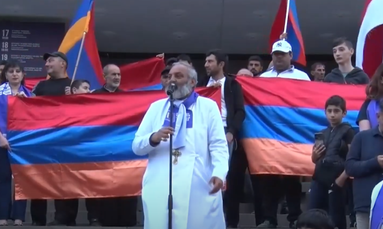 3 ժամից ավելի է՝ Սևանի ջրասուզակները, ջրային պարեկներն ու ոստիկանները Սևանա լճում որոնում են ենթադրյալ ջրահեղձ եղած կոմպոզիտորին