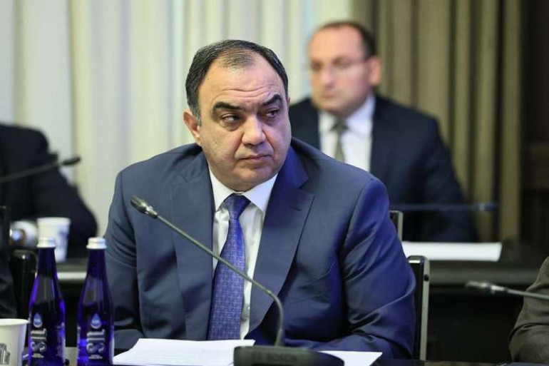 3 անշարժ գույք, «ԶԻԼ» մակնիշի բեռնատար, 27 մլն դրամ եկամուտ. ինչ է հայտարարագրել ՆԳ նախարարը