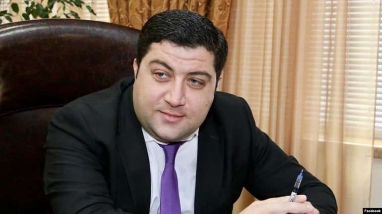 Խուզարկվել են Արաբկիրի թաղապետի հոր և աներոջ տները