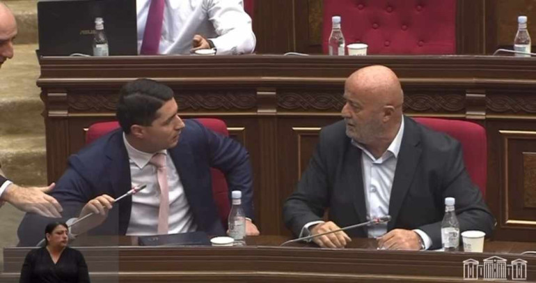 «Ինչո՞ւ են Ձեր տղայի գործի համար ինձ 2 անգամ դիմել», «Էդ գործը պահում եք, որ հետո նվիրեք Լևոն Քոչարյանի՞ն». քաշքշուկ ու վիրավորանքներ ԱԺ-ում