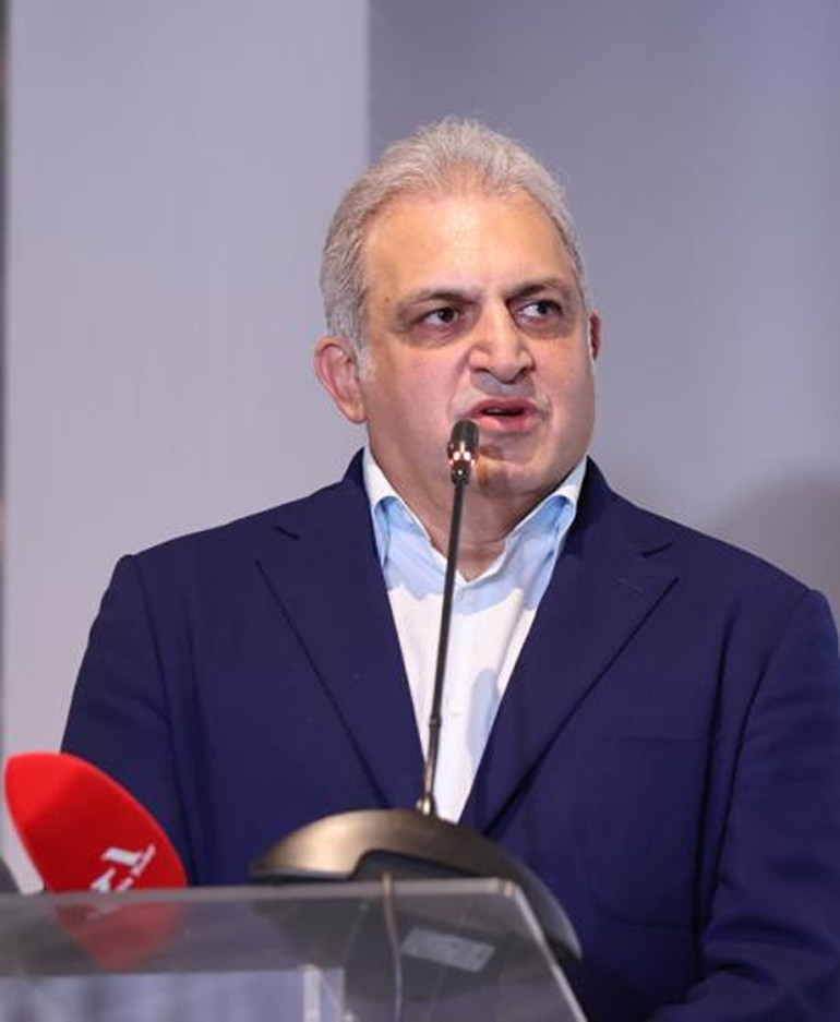 «Փյունիկ» ակումբի սեփականատեր Արթուր Սողոմոնյանը դավաճան է անվանել ակումբից հեռացած ֆուտբոլիստներին (տեսանյութ) «Փյունիկ» ակումբի սեփականատեր Արթուր Սողոմոնյանը դավաճան է անվանել ակումբից հեռացած ֆուտբոլիստներին (տեսանյութ)