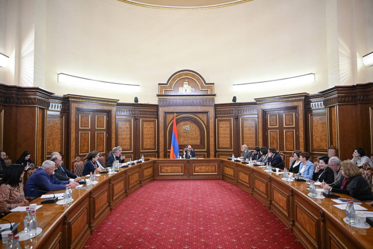 Արայիկ Հարությունյանի գլխավորությամբ տեղի ունեցած նիստում քննարկվել է ազգային փոքրամասնությունների կրթամշակութային կենտրոնին նոր տարածքի տրամադրման հարցը