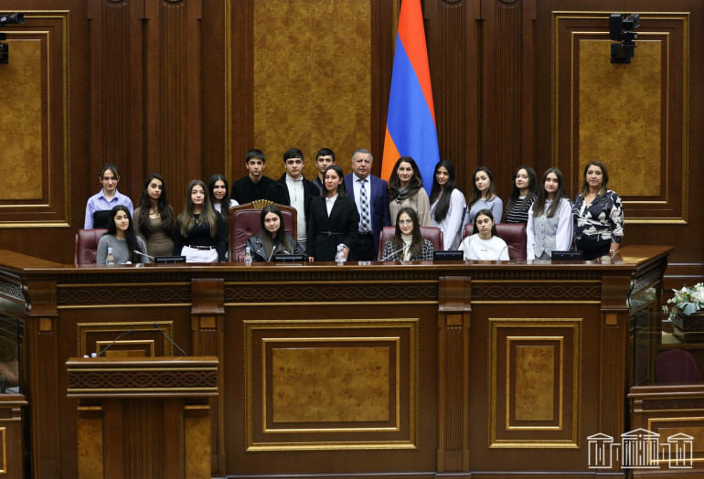 Երևանի և Տավուշի դպրոցների մի խումբ աշակերտներ այցելել են Ազգային ժողով