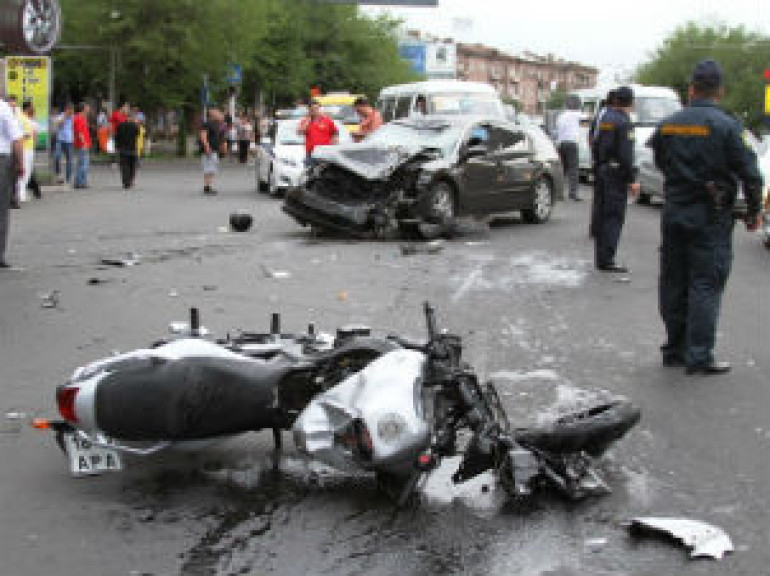 Ավտովթար՝ Կոմիտասի պողոտայում. 2 զոհ, 2 վիրավոր