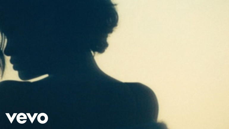 Horses, tights and lot of sun - Rihanna's music clip premiered