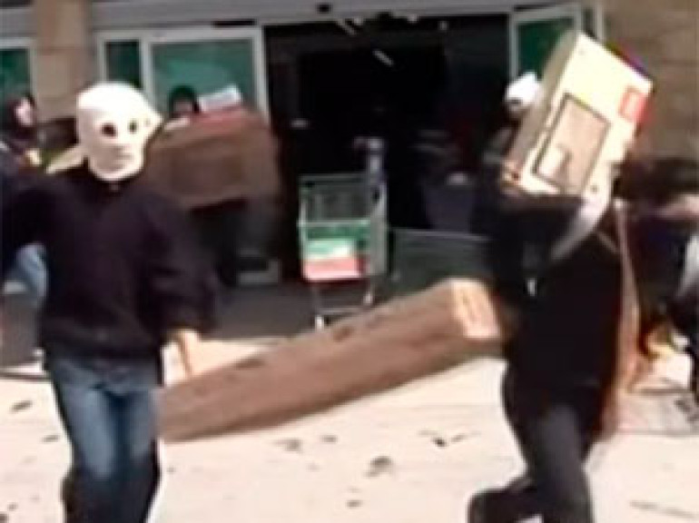 Looters raid supermarket in Argentina