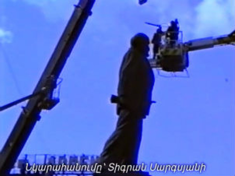 Yerevan 1991: Crowd Gathers in Yerevan Square to See Lenin Statue Dismantled