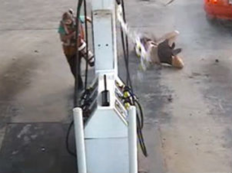 Couple stealing fuel bungle a getaway from Mt Warren Park petrol station