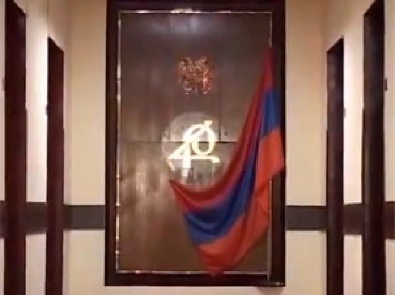 100 հազարանոցների վրա գրված էր` շորթում