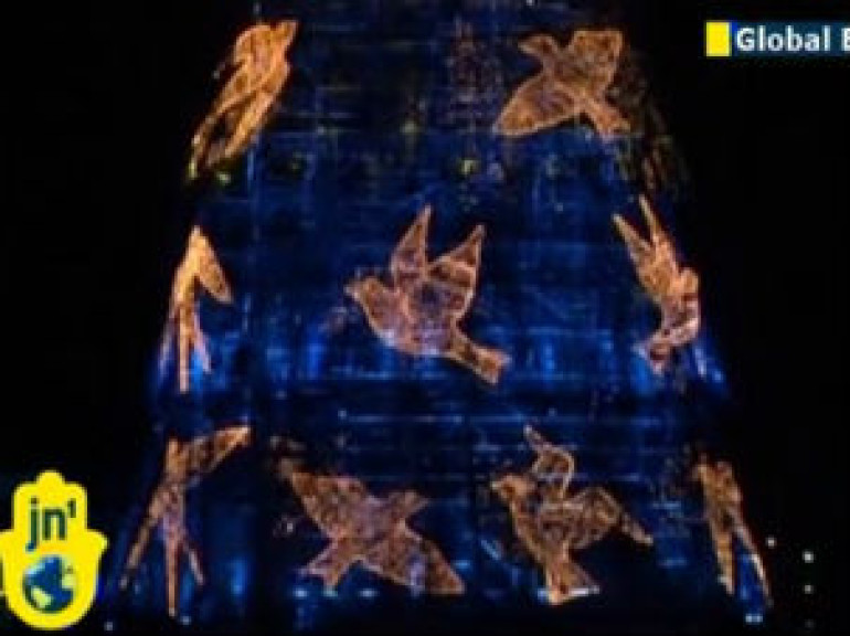 В Рио-де-Жанейро зажгли огни самой большой «плавающей» новогодней ёлки  