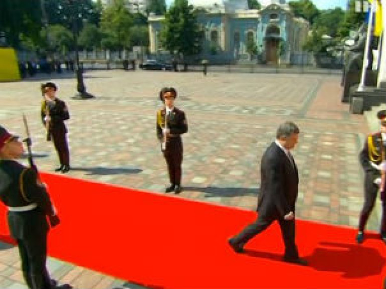 Ukraine President's Inauguration: Soldier Drops Carbine as Poroshenko Passes by