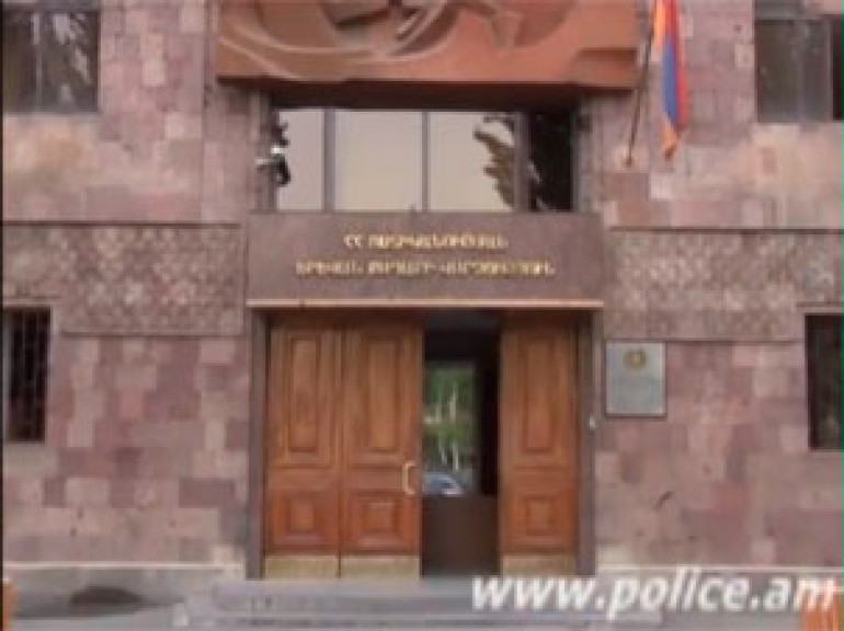 Թմրամիջոց, ատրճանակ և դանակ` ավտոմեքենաներից