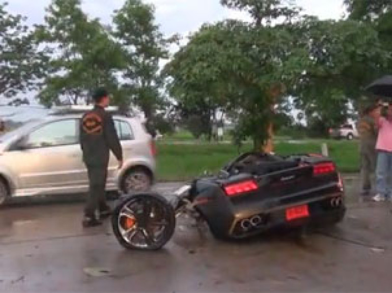Водитель вышел невредимым из разорванной пополам Lamborghini Gallardo
