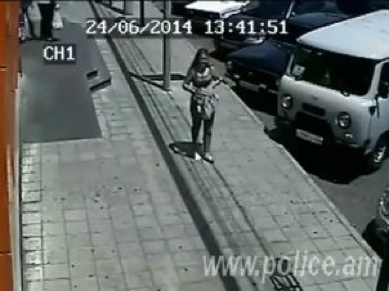 Footage of woman thief 