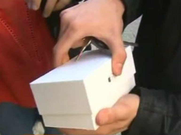 Ավստրալիայում առաջինը iPhone 6 գնած տղան ձեռքից գցում է այն
